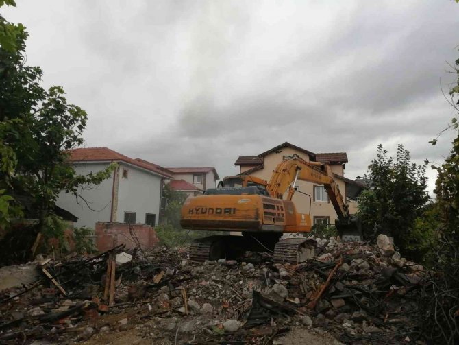 Akyazı’da Metruk Binalar Yıkılıyor