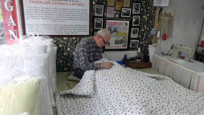 Yorgancılık Mesleğini Sürdürmeye Çalışıyor