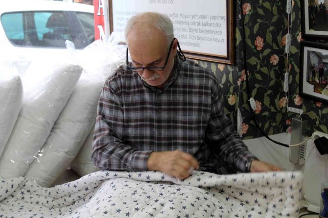 Yorgancılık Mesleğini Sürdürmeye Çalışıyor