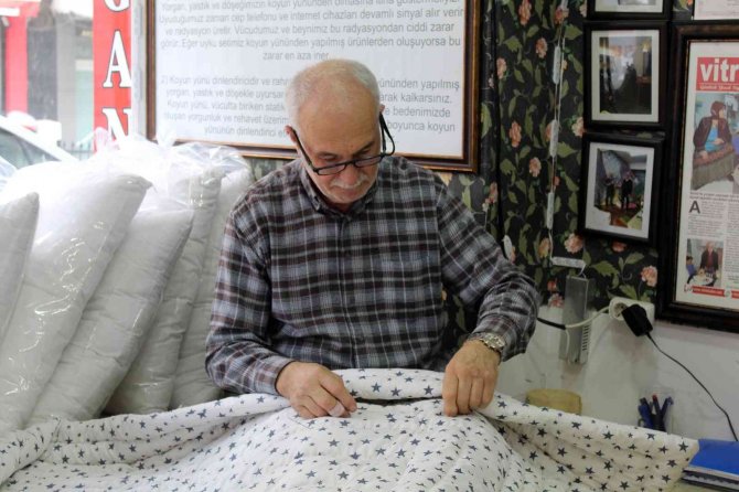 Yorgancılık Mesleğini Sürdürmeye Çalışıyor