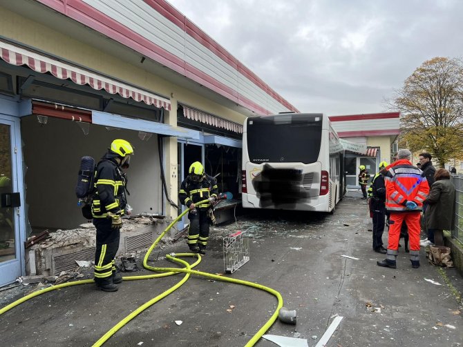 Almanya’da Belediye Otobüsü İş Yerine Daldı: 5 Yaralı