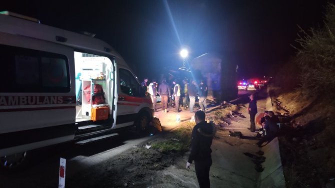 Amasya’da Minibüs Tıra Çarptı: Ölü Ve Yaralılar Var