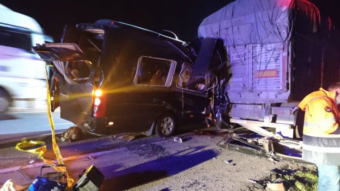 Amasya’da Minibüs Tıra Çarptı: Ölü Ve Yaralılar Var