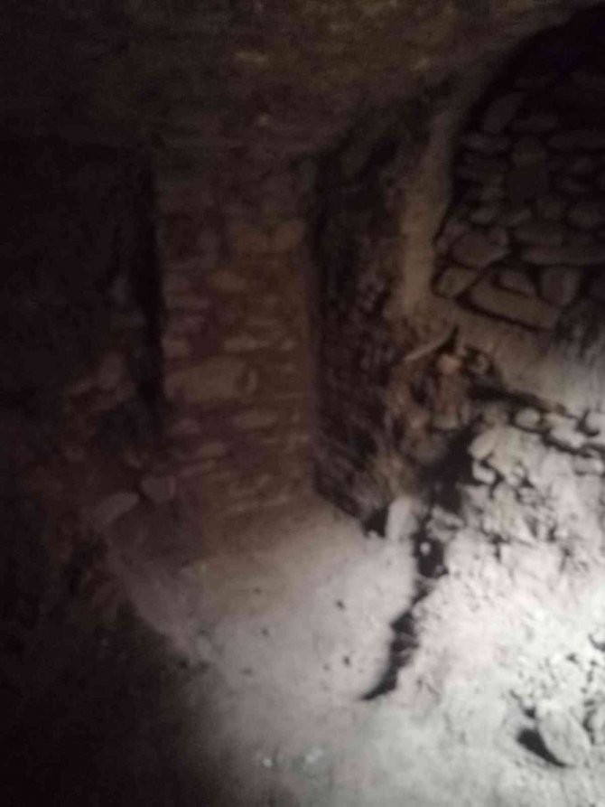 Antik Kentte Kazdıkları Çukurun İçinde Yakalandılar