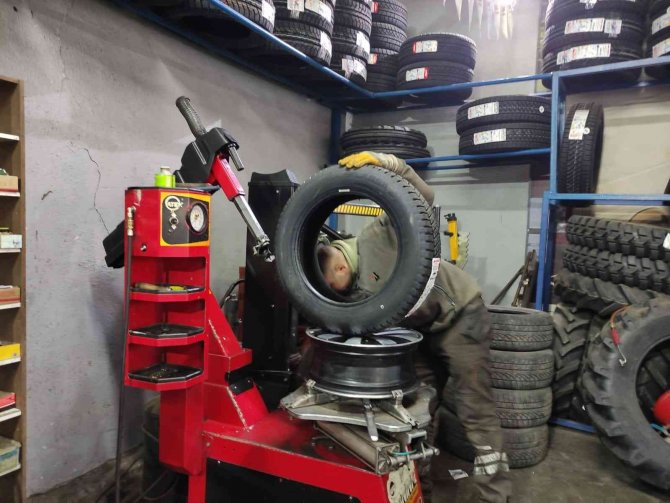 Lastikçilerin ’Kış Lastiği’ Mesaisi Başladı