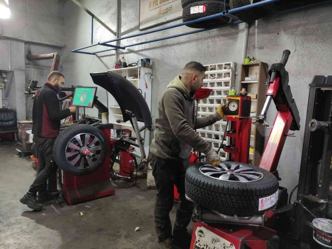 Lastikçilerin ’Kış Lastiği’ Mesaisi Başladı