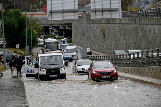 Kuşadası’nda Sağanak Yağış Etkili Oldu, Yollar Göle Döndü