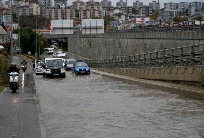 Kuşadası’nda Sağanak Yağış Etkili Oldu, Yollar Göle Döndü