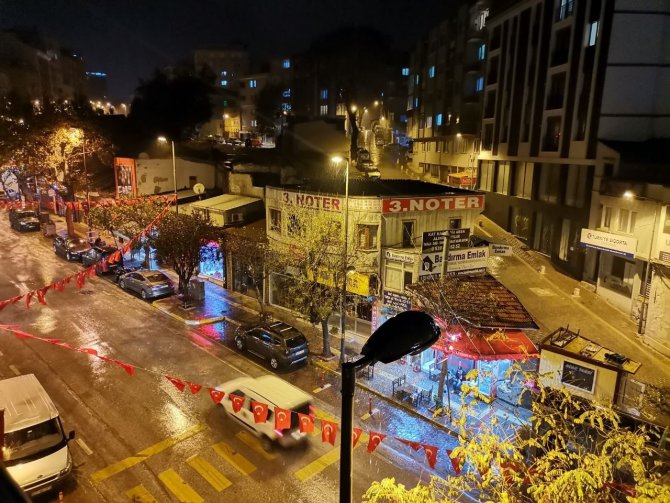 Bandırma’da 1 Saat Süren Yağmur Hayatı Felç Etti