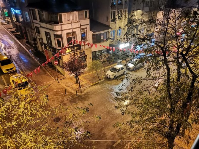 Bandırma’da 1 Saat Süren Yağmur Hayatı Felç Etti