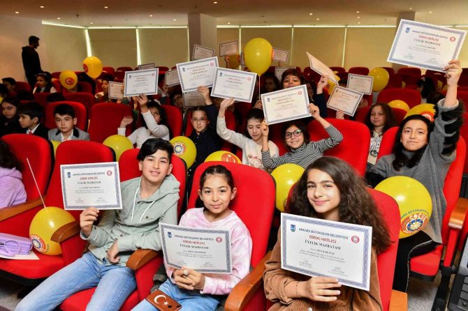 ’Çocuk Meclisi’ Üyeleri Mazbatalarını Mansur Yavaş’tan Aldı