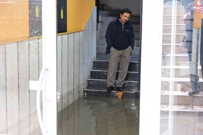 Şiddetli Yağış Hayatı Olumsuz Etkiledi, Vatandaşlar Evlerde Mahsur Kaldı