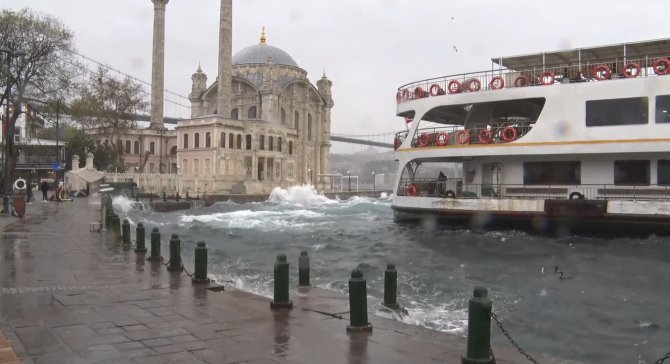 Ortaköy’de Kıyıyı Döven Dalgalar Görüntülendi