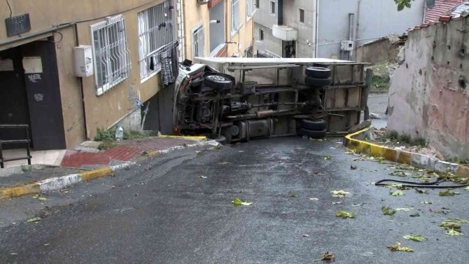 Beyoğlu’nda Yokuş Aşağı Kayan Kamyon Binaya Çarptı: Hamile Kadın Büyük Bir Korku Yaşadı