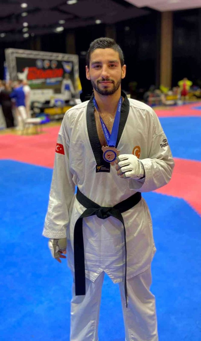 Emircan Turan, Bosna’da Tekvandoda Altın Madalya Kazandı