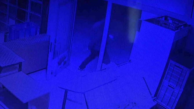 Bursa’da Hırsız Sadaka Kutusunu Böyle Çaldı