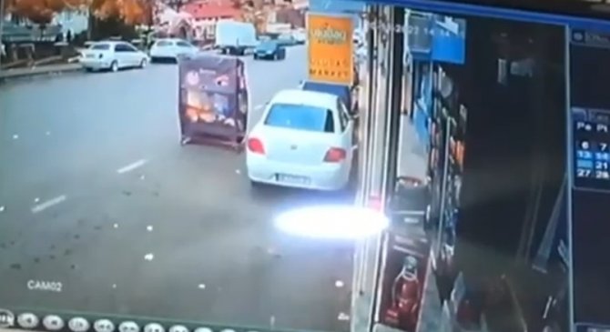 Uçan Dolap...fırtına Bursa’da Herşeyi Uçurdu