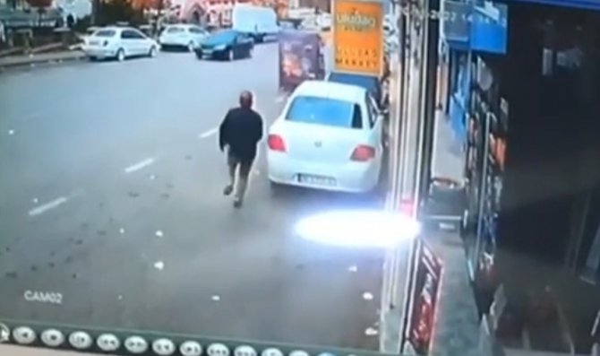 Uçan Dolap...fırtına Bursa’da Herşeyi Uçurdu