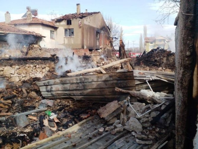 Çavdarhisar’daki Yangında 3 Ev Ve Bir Samanlık Yandı