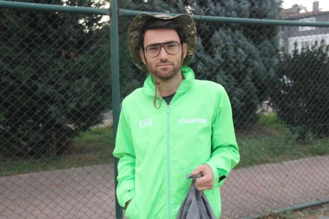 Cüzdanını Kaybetti, Basketbol Sahasına Çadır Kurdu