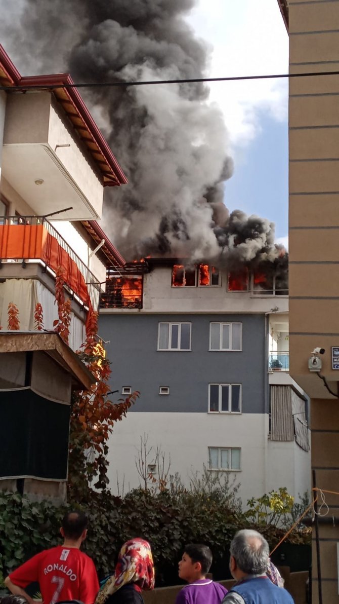 Apartmanın Çatısı Alevlere Teslim Oldu
