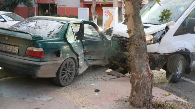 Edirne’de İki Araç Çarpıştı: 3 Yaralı