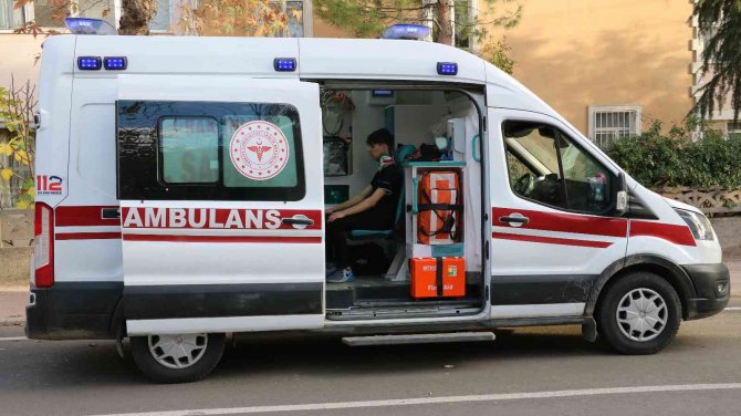 Edirne’de İki Araç Çarpıştı: 3 Yaralı
