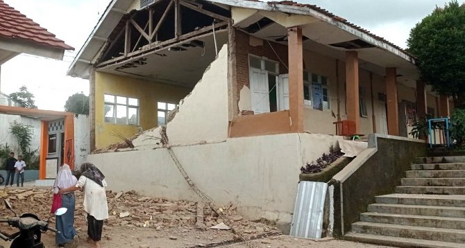 Endonezya’daki Depremde Can Kaybı 162’ye Yükseldi