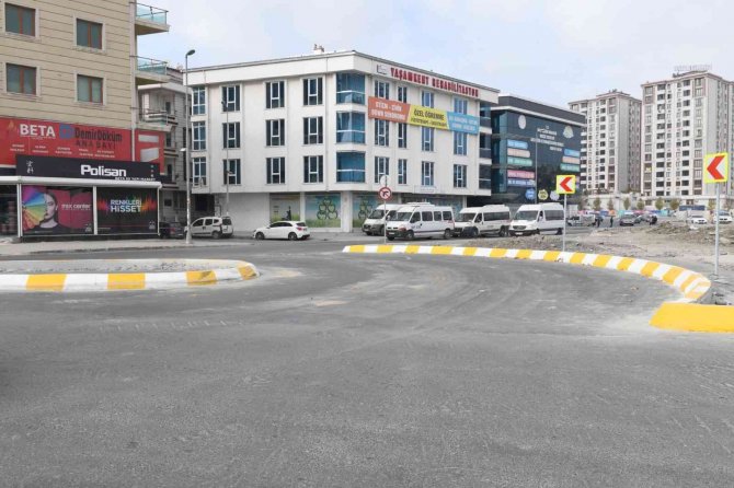Esenyurt’ta Kavşak Çalışmalarıyla Trafik Yoğunluğu En Aza İndiriliyor