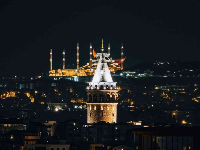 Çamlıca Cami, Galata Kulesi Ve Hilal Aynı Karede Buluştu: Ortaya Güzel Görüntüler Çıktı