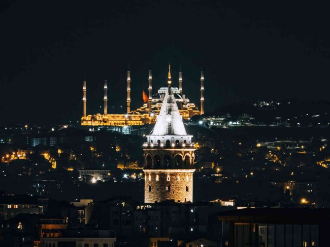 Çamlıca Cami, Galata Kulesi Ve Hilal Aynı Karede Buluştu: Ortaya Güzel Görüntüler Çıktı