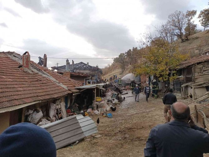 Kütahya’da 2 Ev Yandı, Bir İtfaiye Eri Dumandan Etkilendi