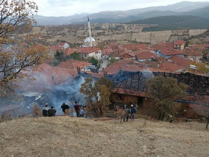 Kütahya’da 2 Ev Yandı, Bir İtfaiye Eri Dumandan Etkilendi