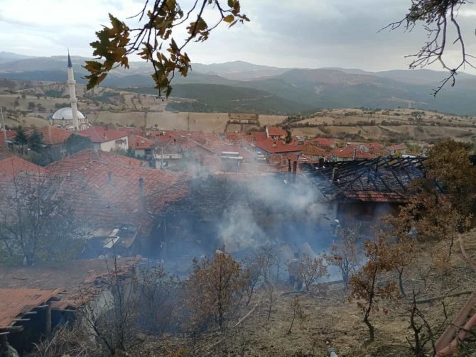 Kütahya’da 2 Ev Yandı, Bir İtfaiye Eri Dumandan Etkilendi