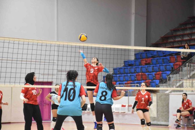Voleybol Turnuvasının Şampiyonu Asiye Hatun Kyk Oldu