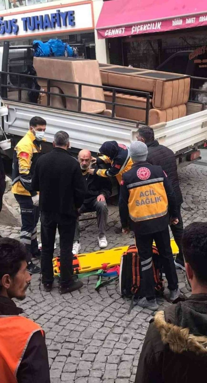 Geri Manevra Yapan Kamyonetin Altında Ezilmekten Son Anda Kurtuldu