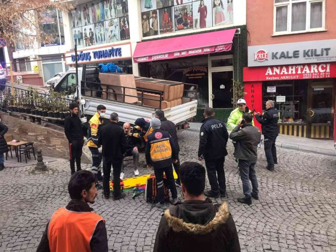 Geri Manevra Yapan Kamyonetin Altında Ezilmekten Son Anda Kurtuldu