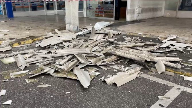 Üsküdar’da Şiddetli Rüzgarda Otobüs Yazıhanenin Çatısı Uçtu