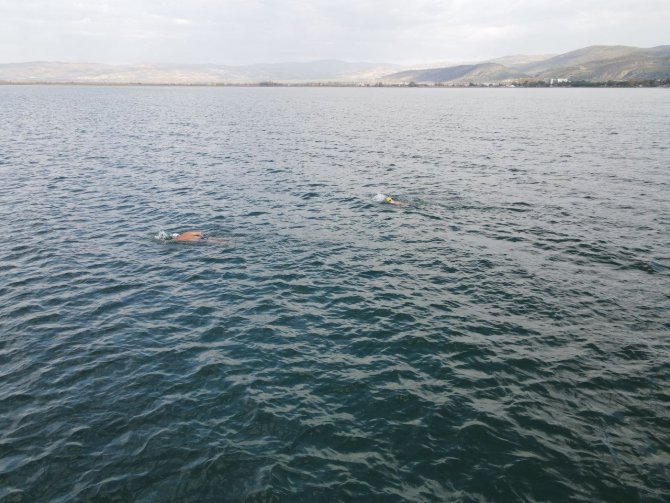 Kasım Ayının Ortasında Gölde Yüzdüler