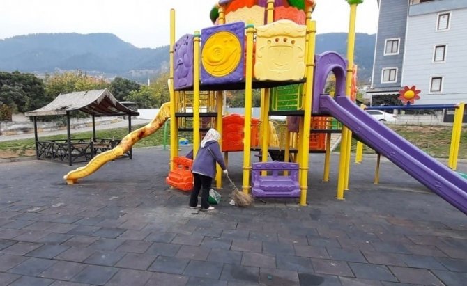 Honaz’da Park Ve Bahçelerin Bakım Çalışmaları Hız Kazandı