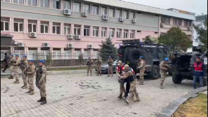 Muş’ta Yakalanan Pkk/kck’lı Terörist İle 2 İş Birlikçi Tutuklandı