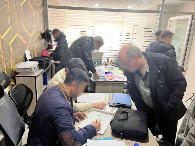 Yabancı Uyruklulara Sahte Belge Düzenleyen 2 Şüpheli Yakalandı