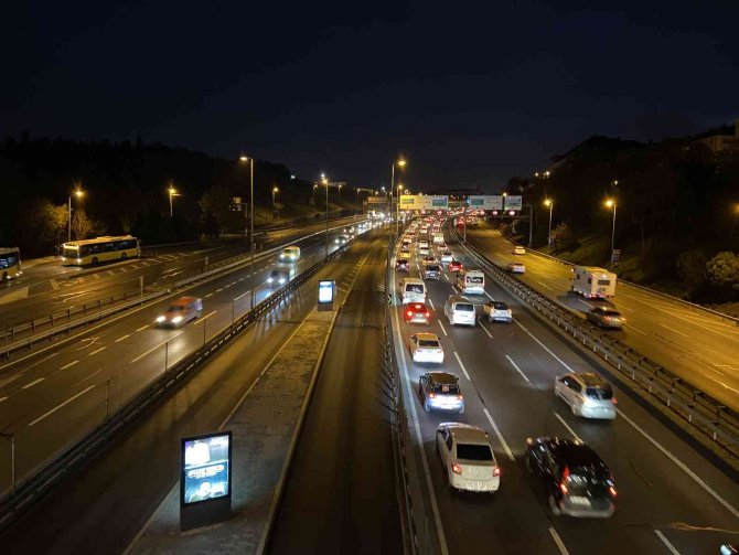 İ̇stanbul’da Okullar Açıldı, Trafik Yoğunluğu Başladı