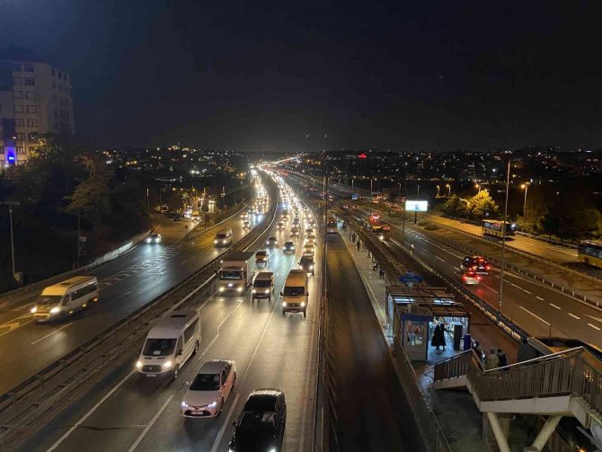 İ̇stanbul’da Okullar Açıldı, Trafik Yoğunluğu Başladı