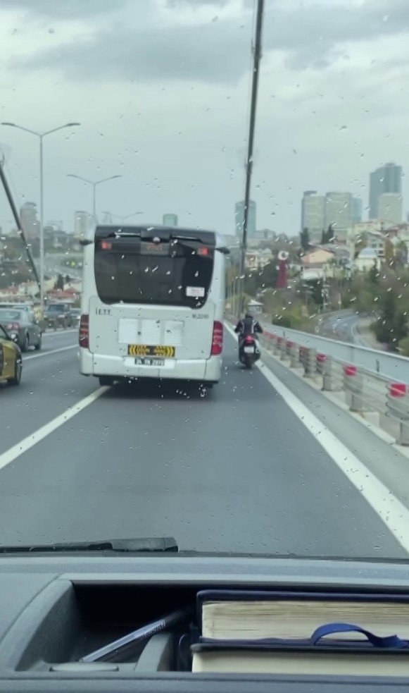 15 Temmuz Şehitler Köprüsü’nde Metrobüs, Motosikletliye Siper Oldu