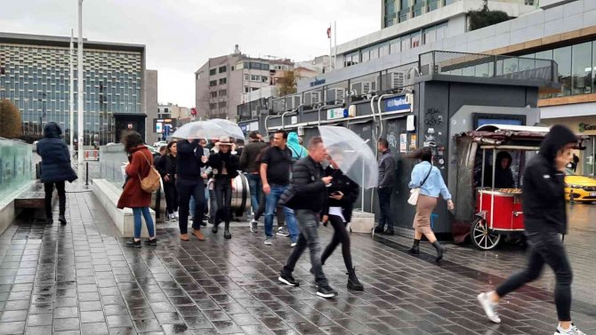 İ̇stanbul’da Yağmur Ve Şiddetli Rüzgar Başladı