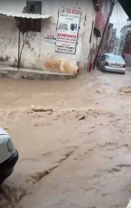 İ̇zmir’i Yine Sağanak Vurdu