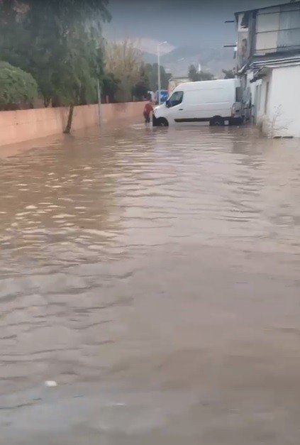 İ̇zmir’i Yine Sağanak Vurdu