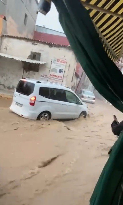 İ̇zmir’i Yine Sağanak Vurdu