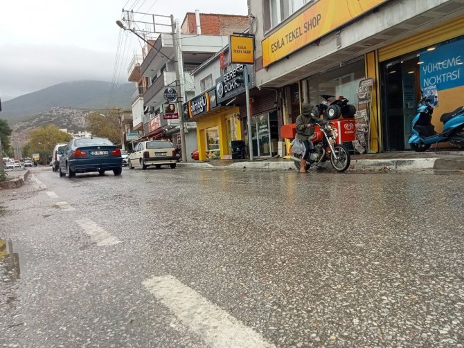Bornova’da Sel Suları Bir Otomobili Böyle Sürükledi